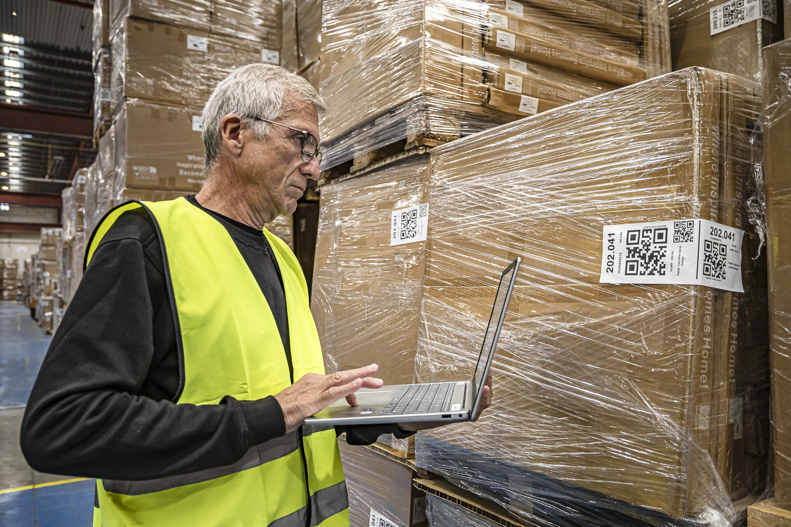 hombre con ordenador en deposito