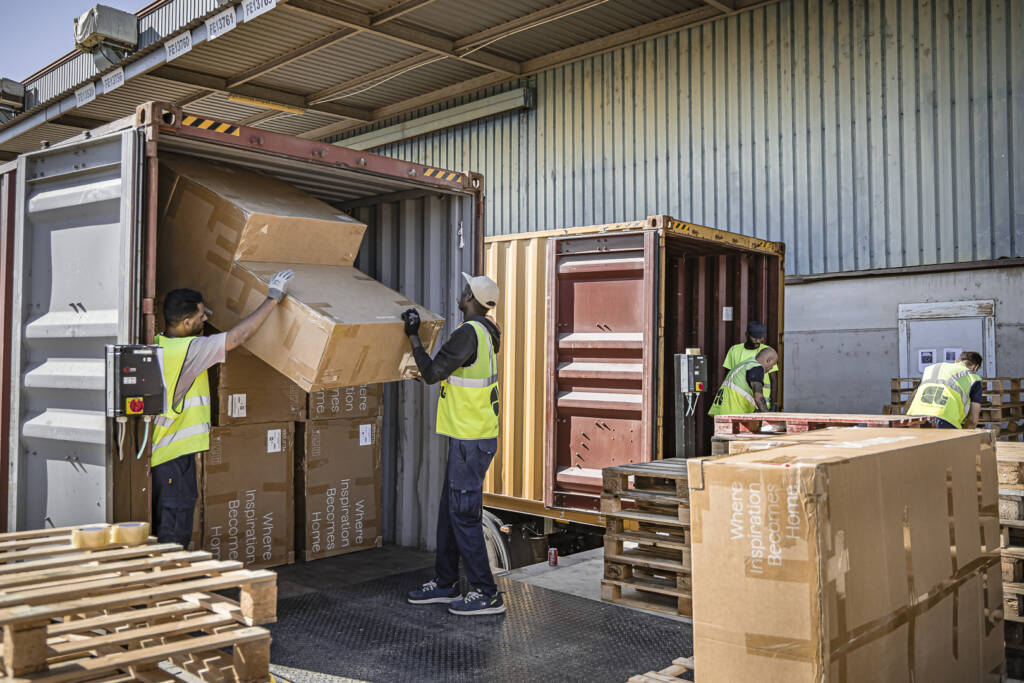 grupo de hombres descargando camión