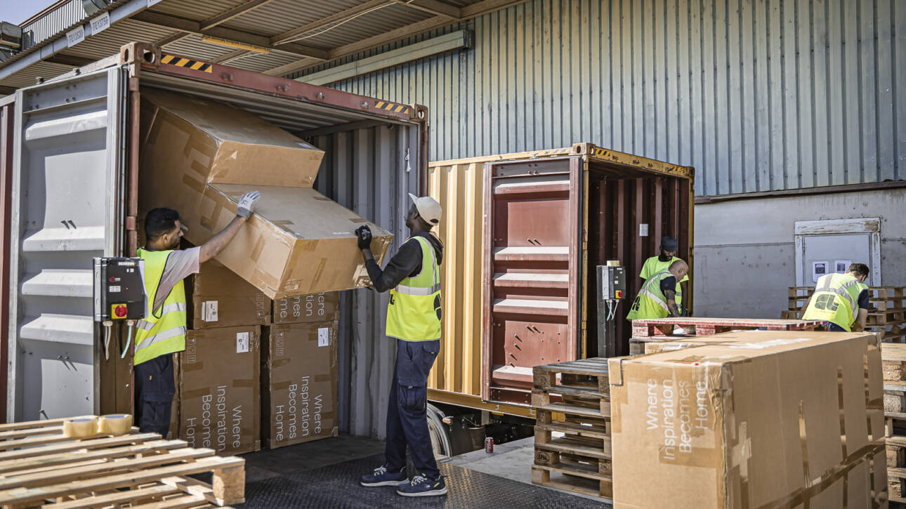 grupo de hombres descargando camión
