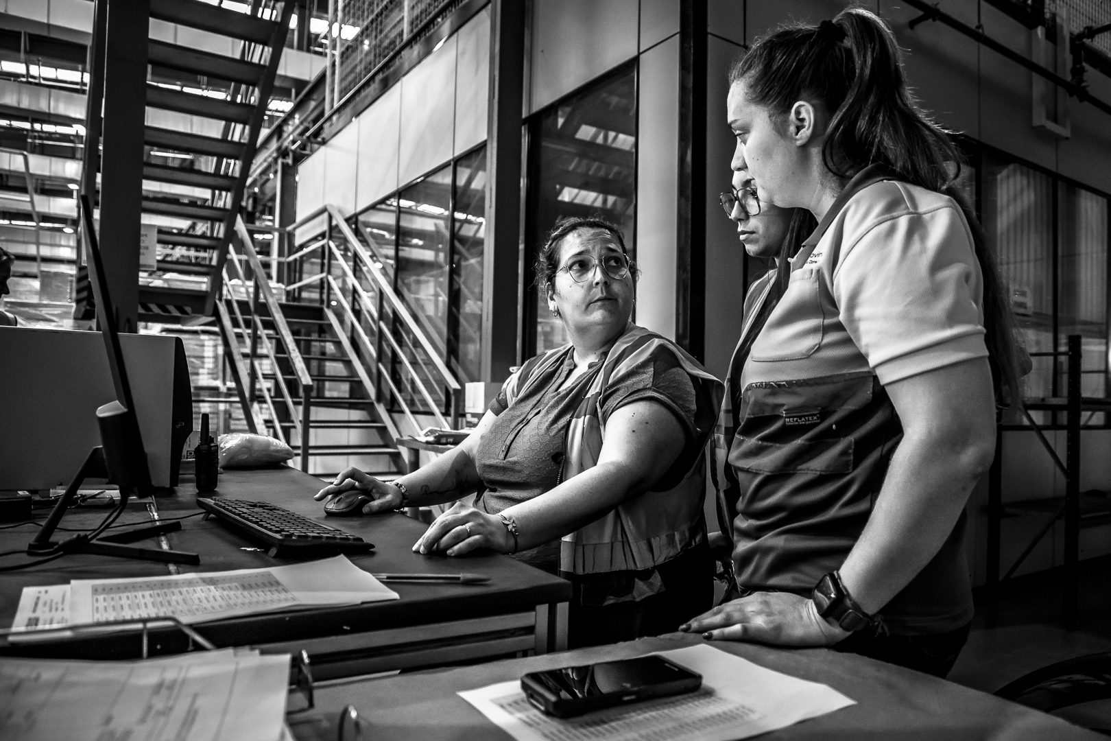 tres mujeres mirando ordenador