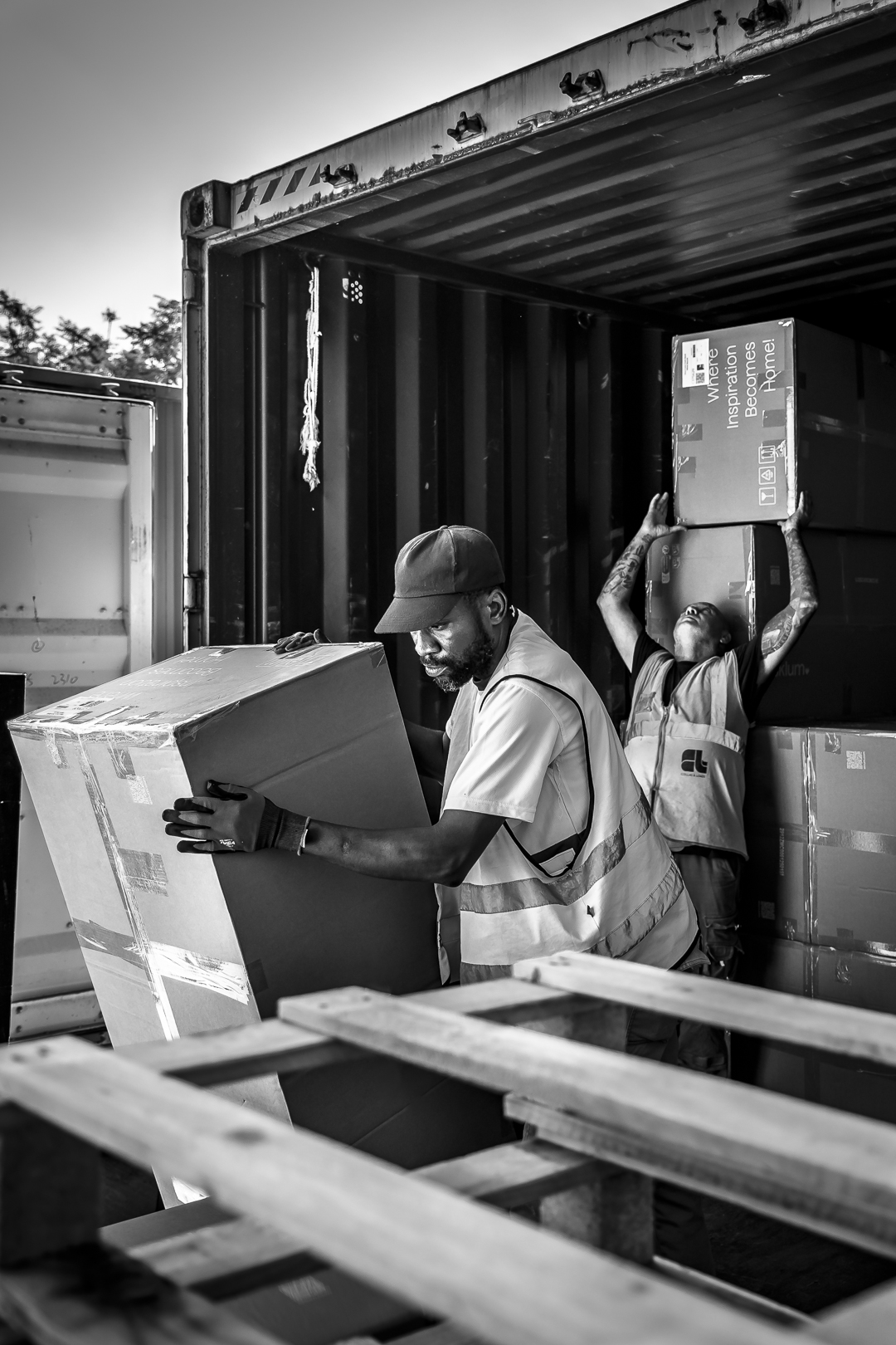 dos hombres cargando cajas