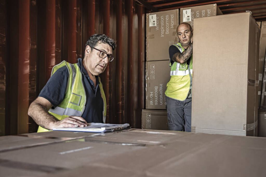 dos hombres realizando control de stock