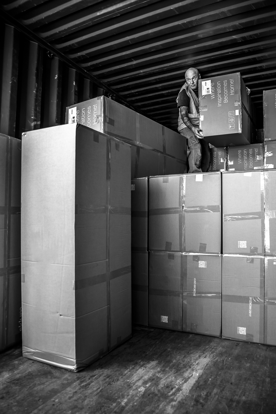 hombre dentro de camión bajando cajas