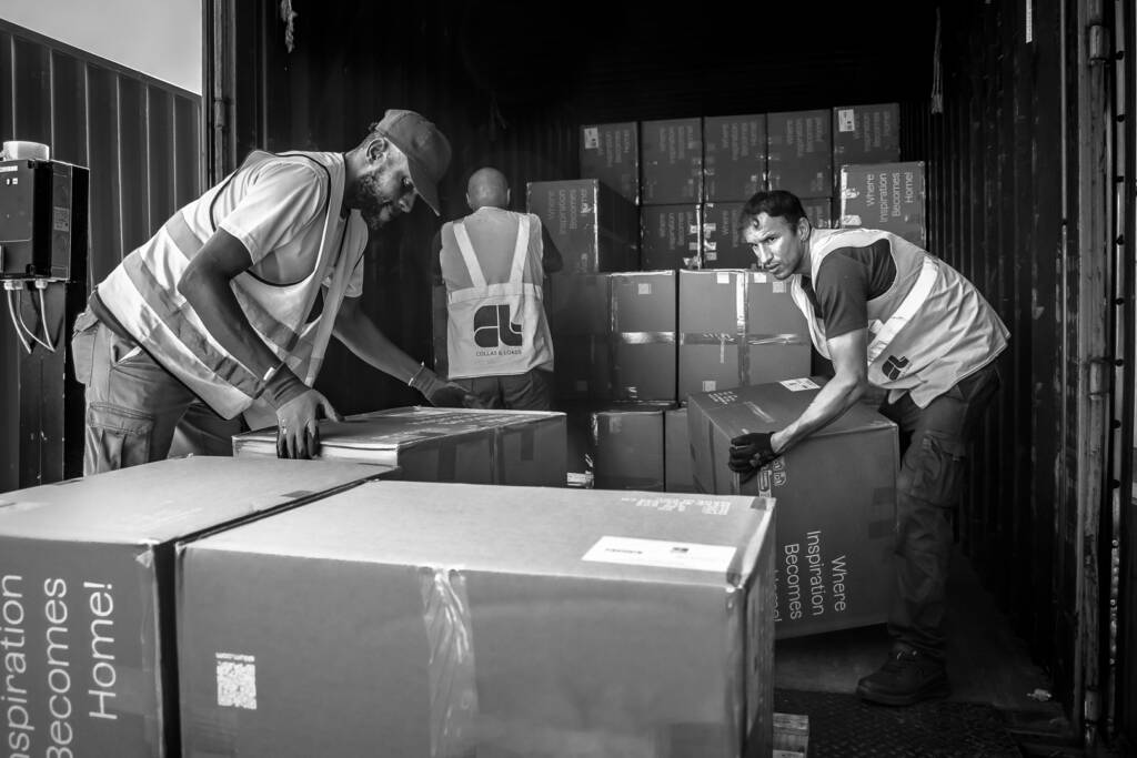hombres descargando camión