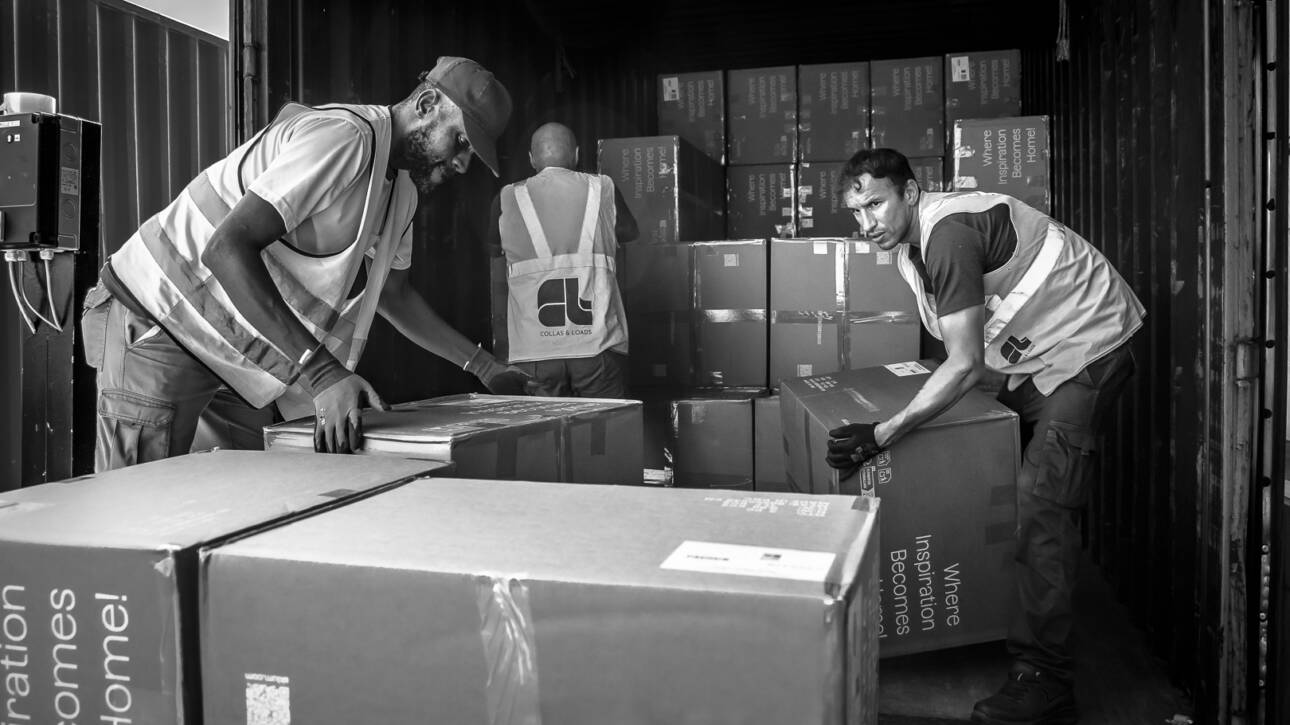 hombres descargando camión