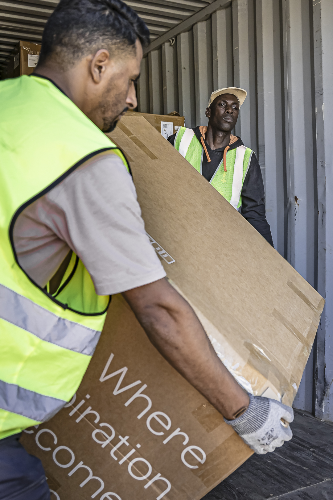 dos hombres sosteniendo caja