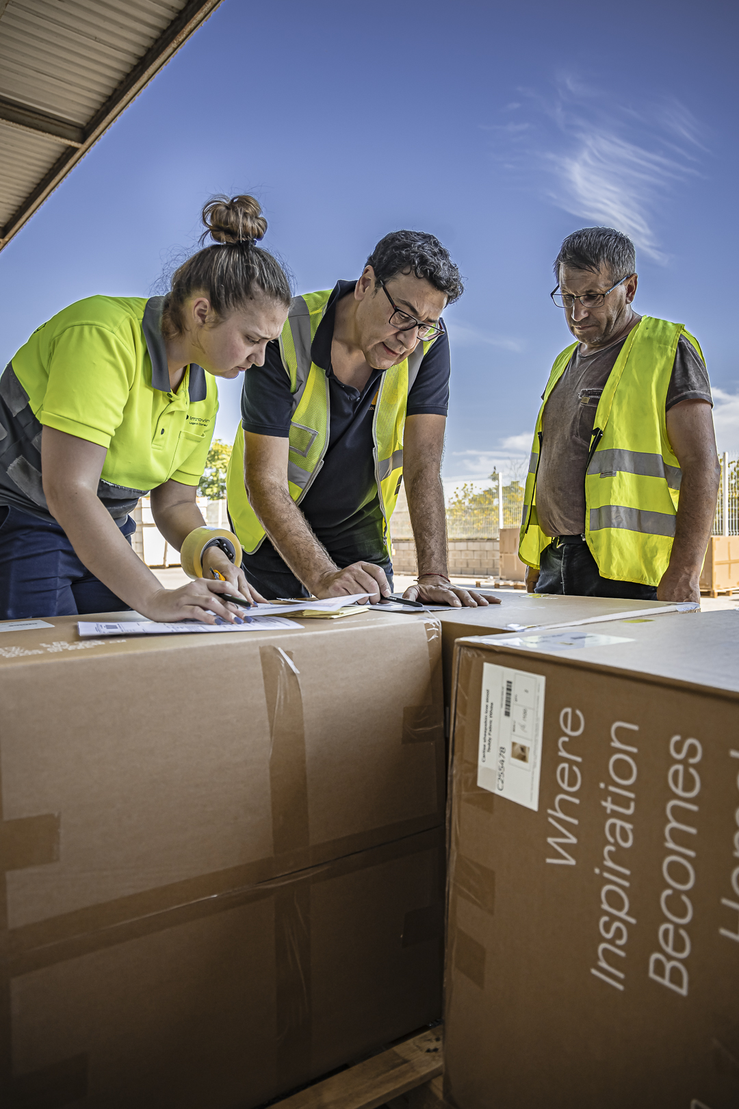 tres personas trabajando
