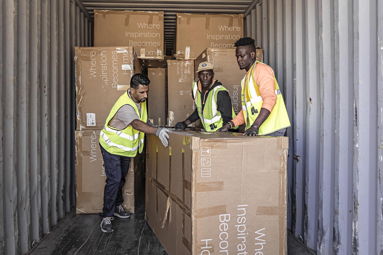 tres hombres moviendo una caja