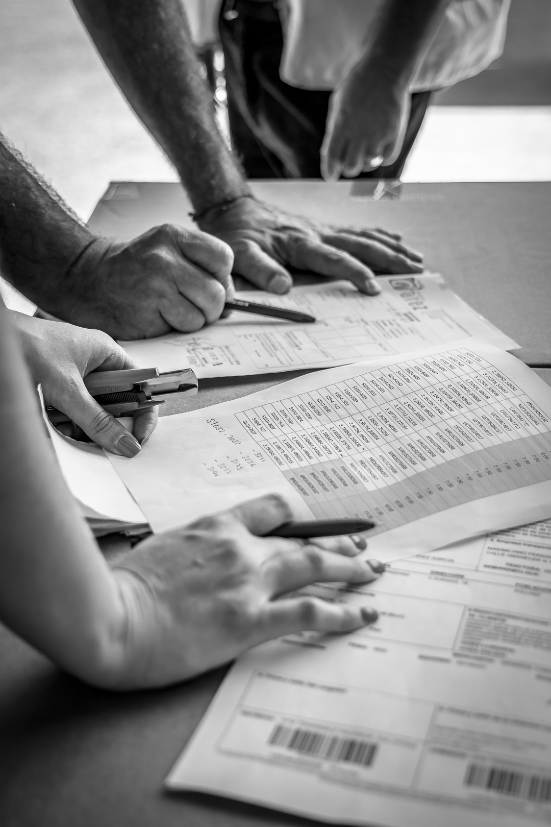 manos revisando papeles