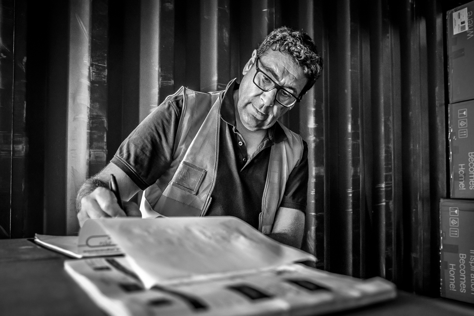 hombre mirando papeles