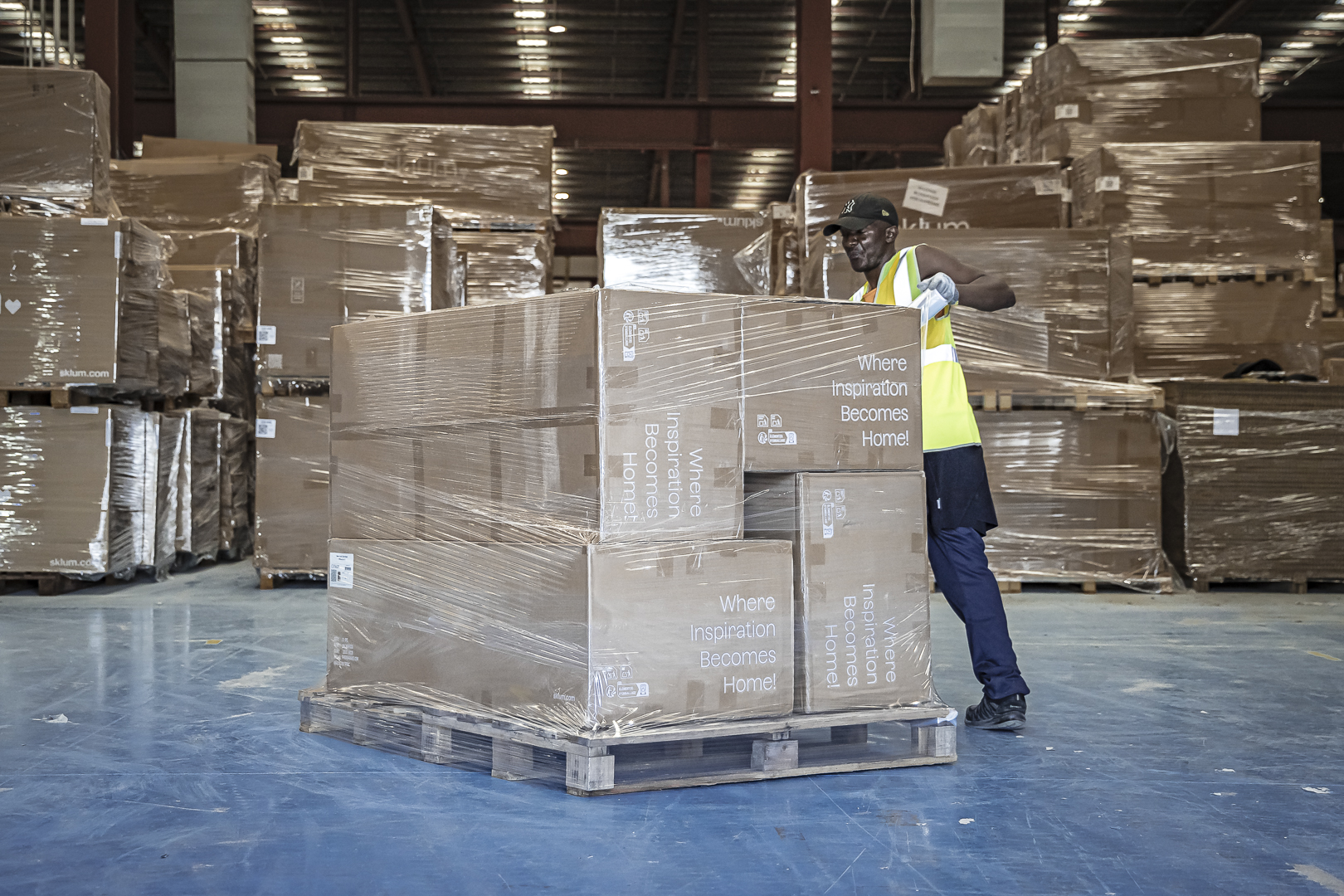 hombre armando pallet con cajas