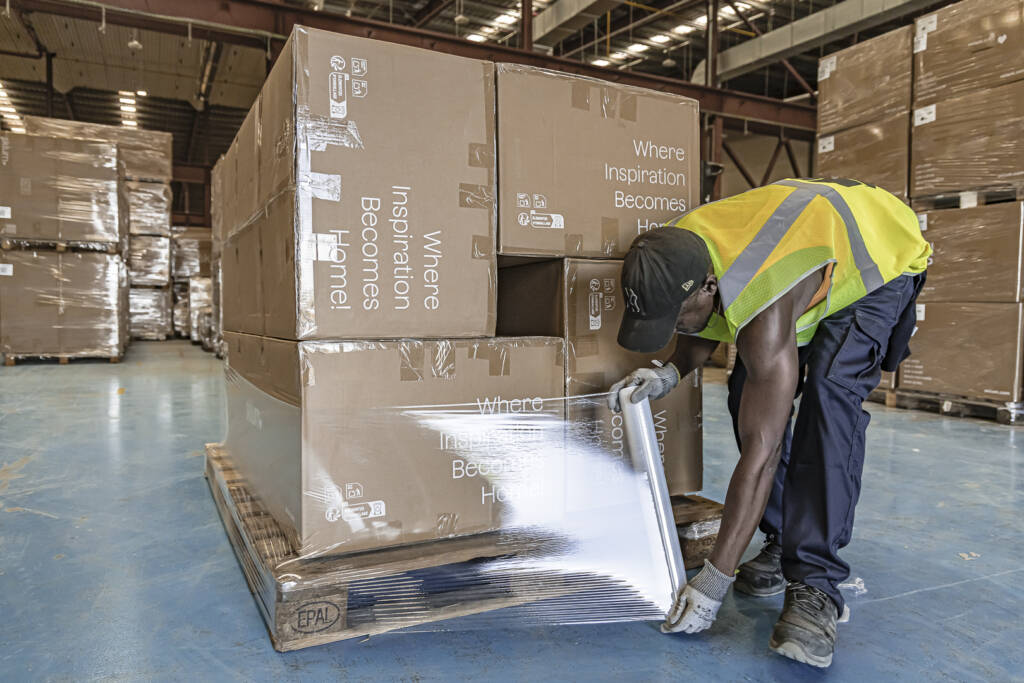 hombre montando pallet con cajas