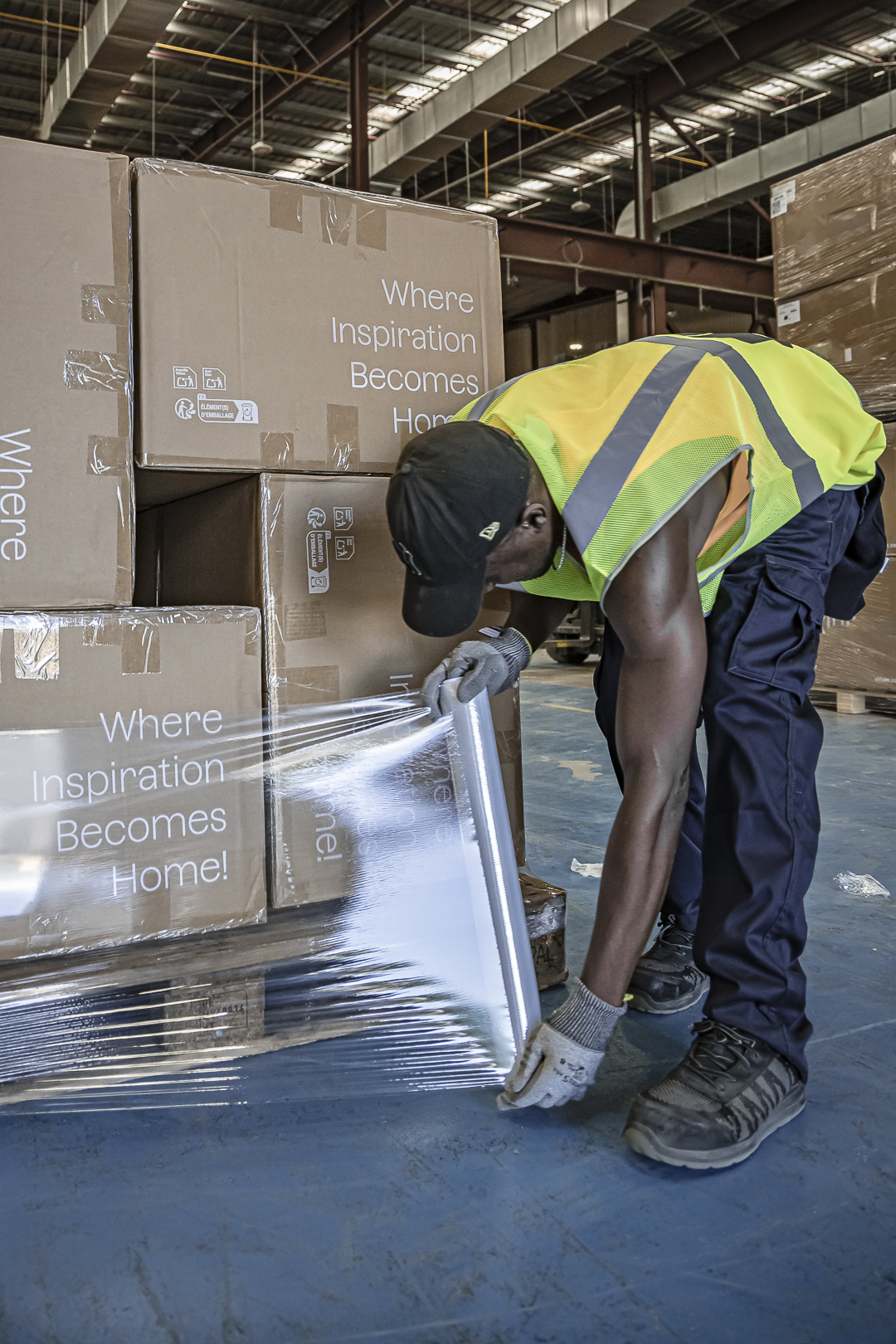 hombre ordenando cajas
