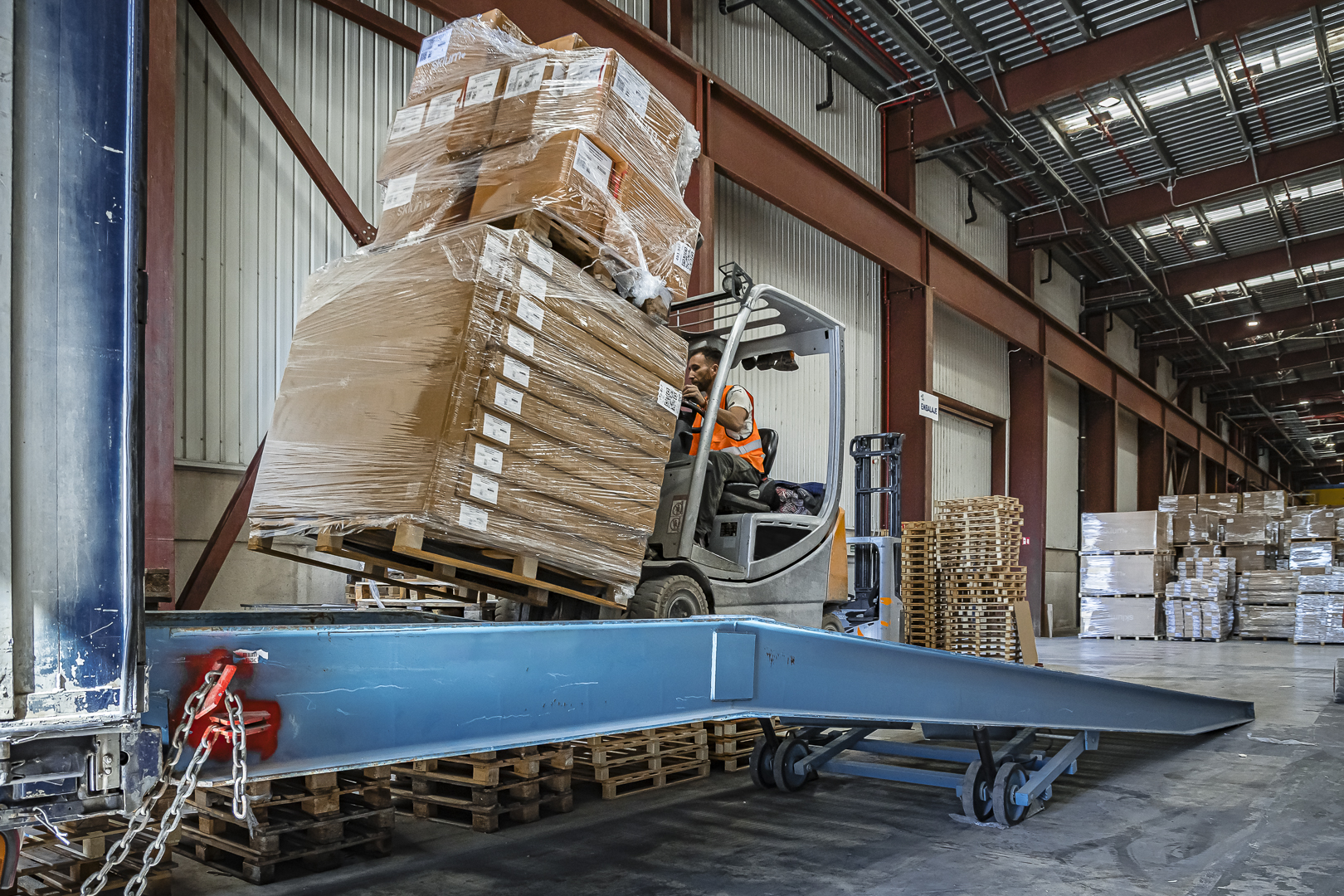 cargando camión con carretilla