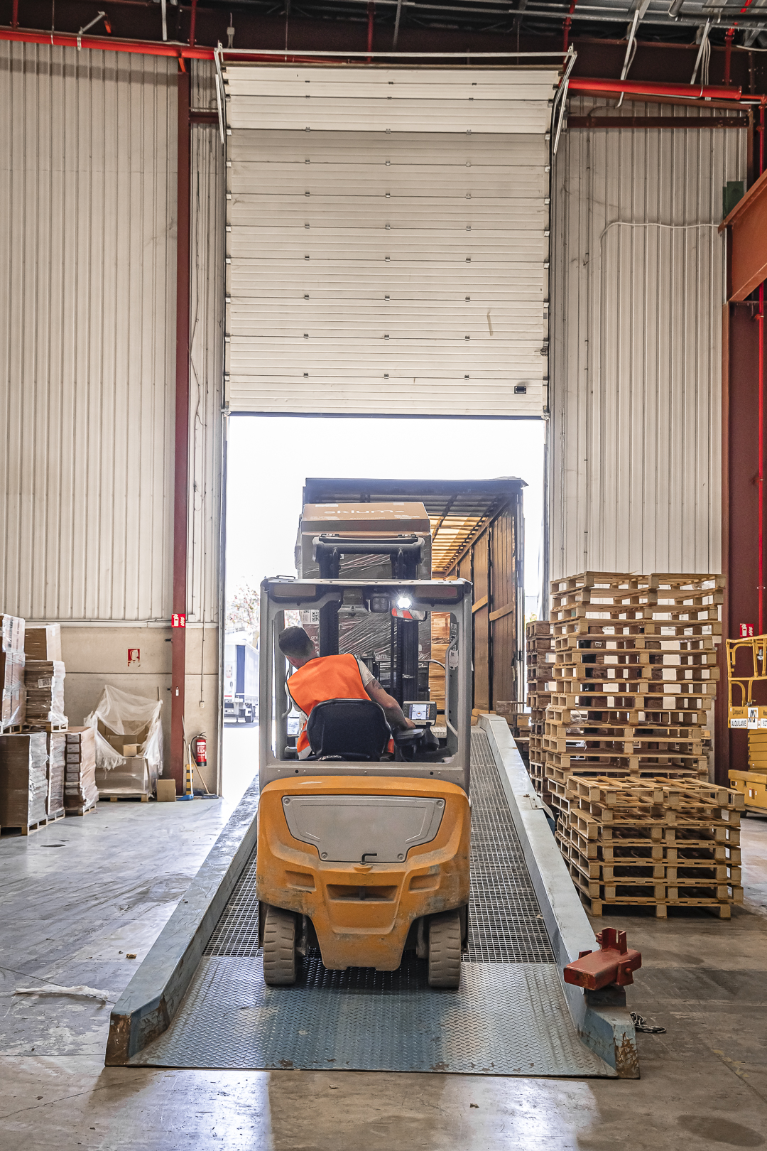 hombre subiendo carretilla a camión
